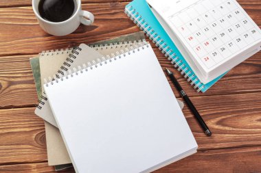 Ofis resepsiyon masa üstü görünümü. Ahşap masa boş sayfaları ile not etmek
