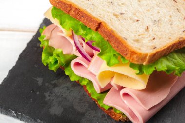 Tahta bir masada sandviç.