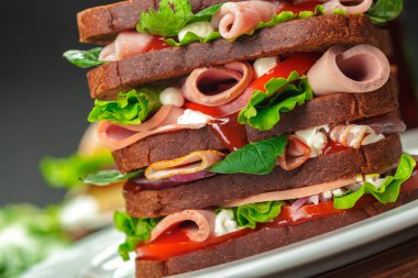 Tahta bir masada sandviç.