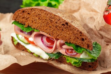 Tahta bir masada sandviç.