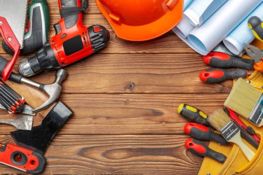 Ahşap masa üzerinde çeşitli iş araçları