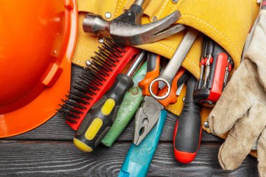 Ahşap masa üzerinde çeşitli iş araçları