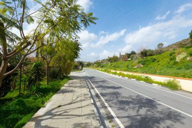 Bir boş yol doğa görünümü üzerinde sürüş 