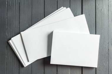 Ahşap masa üzerinde boş çarşafları