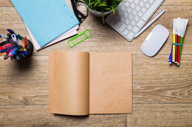 Ahşap masa üzerinde yer çalışma