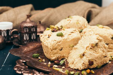  ahşap arka plan üzerinde geleneksel Doğu tatlılar