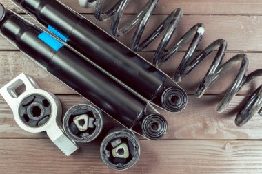 çeşitli araba parçaları yakından görmek