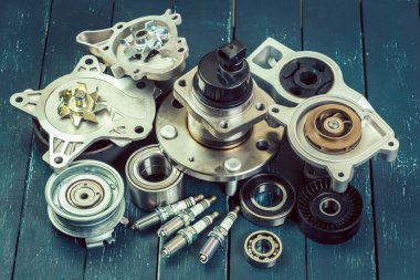 çeşitli araba parçaları yakından görmek