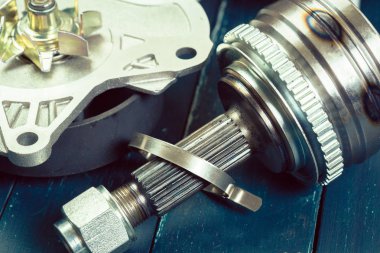 çeşitli araba parçaları yakından görmek