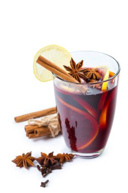 Beyaz arka plan üzerinde izole baharatlar ile sıcak şarap bardağı
