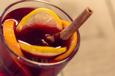 Bir bardak sıcak şarap.