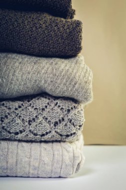 Samimi örülmüş süveter yığını