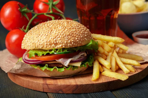 Fast Food Domowy Burger Podłoże Drewniane — Zdjęcie stockowe