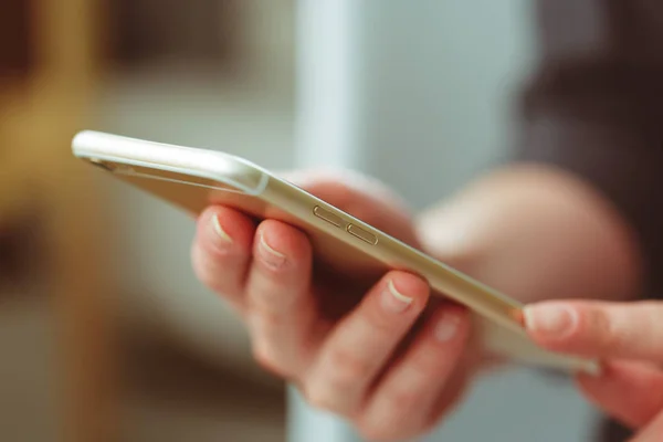 Frau Tippt Nachricht Auf Smartphone — Stockfoto