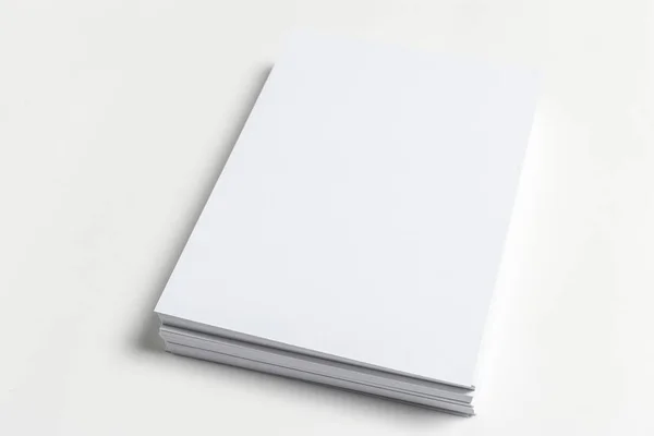 木桌上的白色名片 空白肖像 — 图库照片