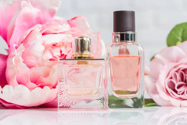 Parfumflesjes Met Bloemen — Stockfoto