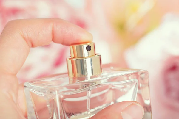 Parfumflesjes Met Bloemen — Stockfoto