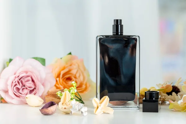 Frascos Perfume Con Flores —  Fotos de Stock