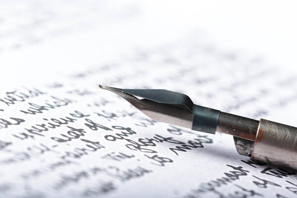 Фонтанная ручка на старинном рукописном письме
