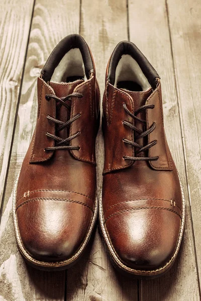 Close Vista Sapatos Masculinos Fundo Madeira — Fotografia de Stock