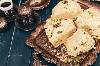  ahşap arka plan üzerinde geleneksel Doğu tatlılar