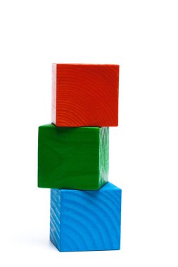 beyaz izole arka plan üzerinde renkli çocuk küpleri