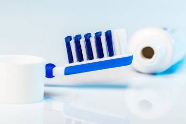 ışık arka plan üzerinde diş diş fırçası