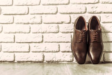 Erkek Ayakkabı ahşap arka plan üzerinde görmek