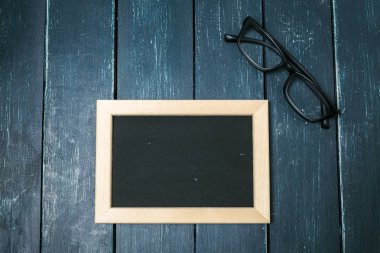 Eski ahşap arka plan üzerinde küçük yazı tahtası