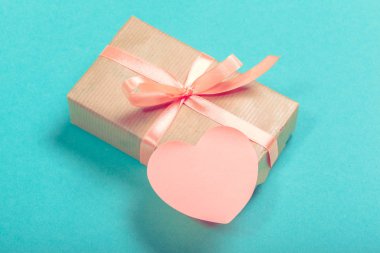 hediye kutusu hediye etiketi ile. Sevgililer günü