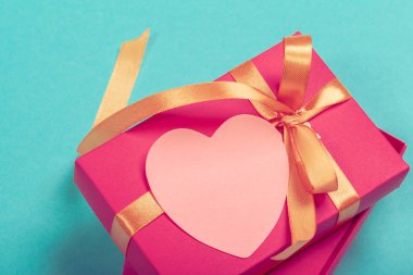 hediye kutusu hediye etiketi ile. Sevgililer günü