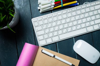 Ahşap masa üzerinde yer çalışma