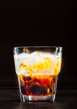 koyu arka plan üzerinde tekila kokteyli 
