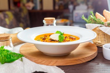 Beyaz tabakta balkabağı çorbası