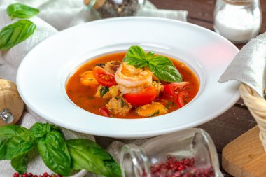 Deniz mahsulleri çorbası yakın çekim 