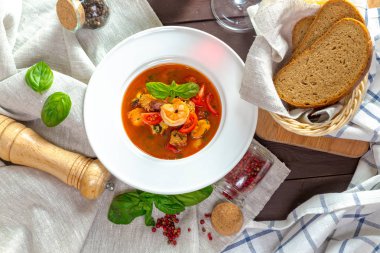 Deniz mahsulleri çorbası yakın çekim 