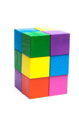 beyaz izole arka plan üzerinde renkli çocuk küpleri