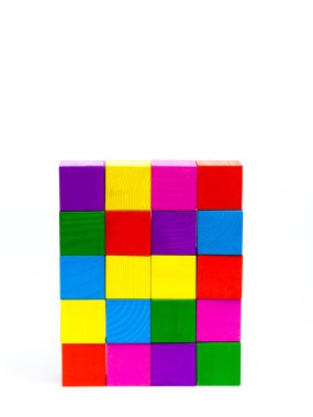 beyaz izole arka plan üzerinde renkli çocuk küpleri