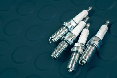 Bujileri siyah arka plan üzerine