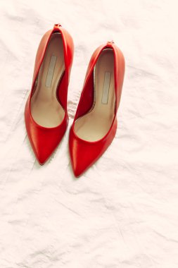 Odada kırmızı kadın ayakkabı
