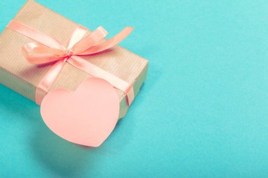 hediye kutusu hediye etiketi ile. Sevgililer günü