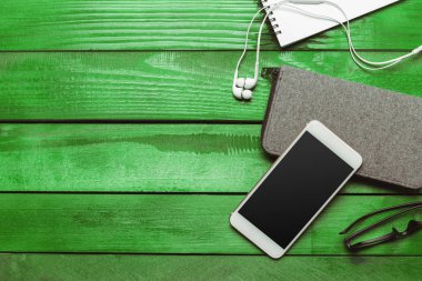 Ofis masaları ile smartphone üstünde o. Yukarıdan görüntülemek 