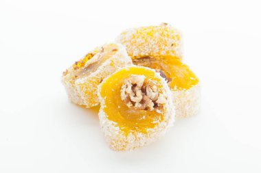 Beyaz arka planda izole edilmiş lezzetli Türk lokumu 