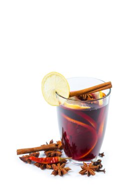Beyaz arka plan üzerinde izole baharatlar ile sıcak şarap bardağı