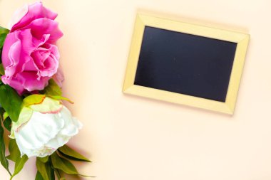 Küçük ahşap çerçeveli boş yazı tahtası tasarımınız için