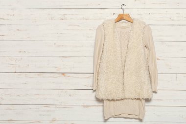 örme kazak üzerine ahşap giysi raf 