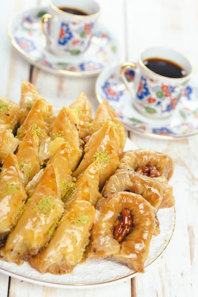 Традиційні Східні Десерти Дерев Яному Фоні — стокове фото