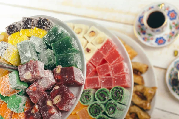  ahşap arka plan üzerinde geleneksel Doğu tatlılar