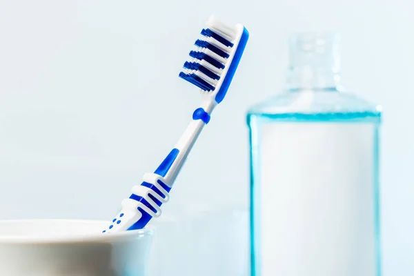 Cepillos Dientes Vidrio Sobre Mesa Sobre Fondo Claro — Foto de Stock