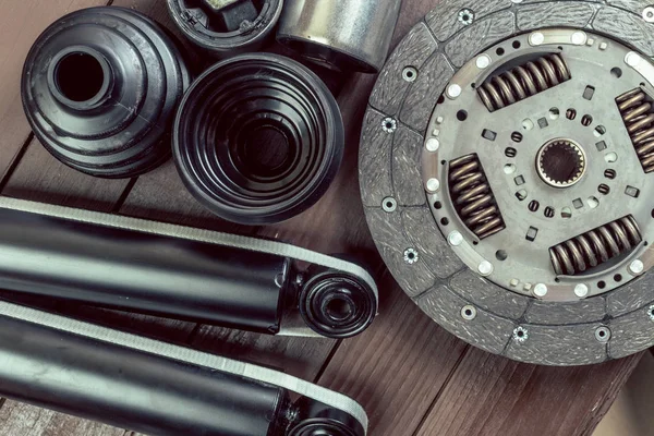 çeşitli araba parçaları yakından görmek